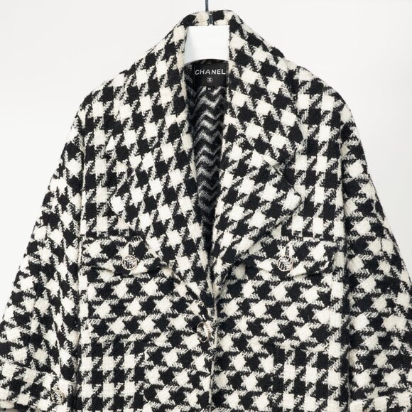 Chanel AW/19 Runway White & Black Houndstooth Wool-Tweed Coat - Picture 4 of 16